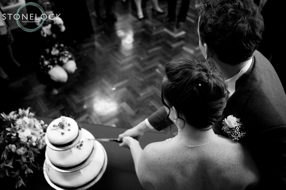A Guide to Your Wedding Day Timeline: The Bride & Groom cut the wedding cake